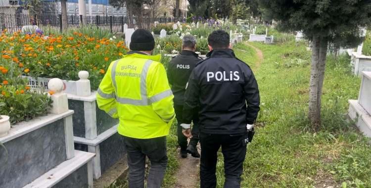 <p><span style="color:#A52A2A"><strong>BAŞSAVCILIK SORUŞTURMA BAŞLATTI </strong></span></p>

<p> Şikayet üzerine polis defin ile ilgili inceleme başlatırken, <strong>"Usulsüz ölü gömülmesi"</strong> suçundan 6 aya kadar hapis cezası istemiyle, Bursa Cumhuriyet Başsavcılığı tarafından başlatılan soruşturma kapsamında mezarın açılacağı, ceninden ve aileden alınacak örneklerle DNA tespitinin yapılacağı öğrenildi. </p>
