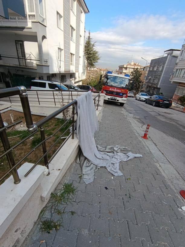 <p>Apartmanda oturan Ezgi Metincan, <strong>"Sabah saatlerinde patlama sesiyle uyandık. Ardından koku ve duman yayılmaya başladı. Biz de hemen aşağıya indik. Komşumuz yaralanmış. Bir de kuş zarar gördü. Onu da veterinere götürdük"</strong> dedi.</p>
<p>İtfaiye ekipleri, patlamanın nedenini araştırıyor.</p>