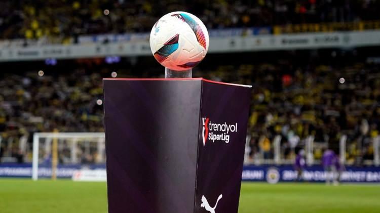 <p>Ligin bitimine 8 hafta kala Galatasaray ve Fenerbahçe arasındaki puan farkı 3'e indi.</p>