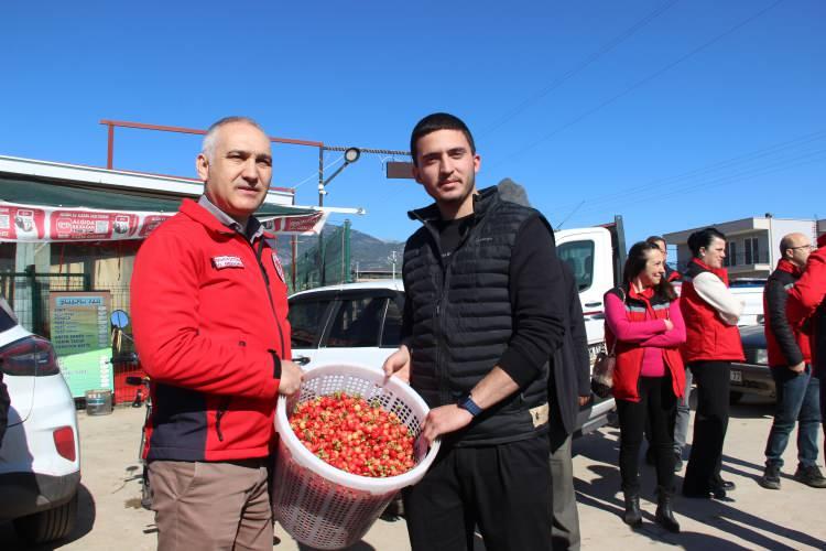 <p>Sancaklıiğdecik Mahallesinden üretici Yusuf Bakar, Kiraz Pazarına getirdiği ilk kirazları göstererek, <strong>"Bundan sonra hasat devam edecek. Bu sene rekoltemiz düşük soğuktan ve don olayından dolayı rekolte düşük olacak. Üzüm bağları gitti, kirazlarda da zarar var. Bizim bu mevkide kirazlarda fazla bir zarar yok inşallah o yüzden bereketli bir sezon geçireceğiz."</strong> dedi. </p>