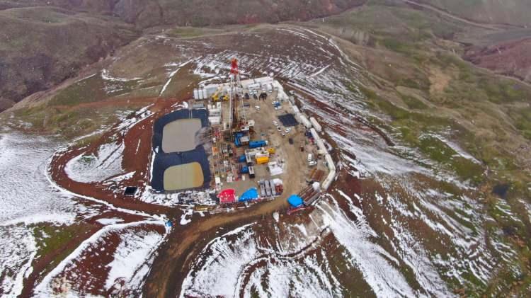 <p>Sahada elde edilecek veriler, başka bölgelerde yapılacak sondajlar için yol gösterici olacağını vurgulayan Arvas, "Çatak bölgemizde de petrol, maden ve sıcak su kaynaklarımız mevcut. İnşallah, terörden uzak bir dönemde bu kaynakları ekonomimize kazandıracağız. Bölgemize ve ülkemize hayırlı olsun." şeklinde konuştu.</p>
<p> </p>
<div> </div>