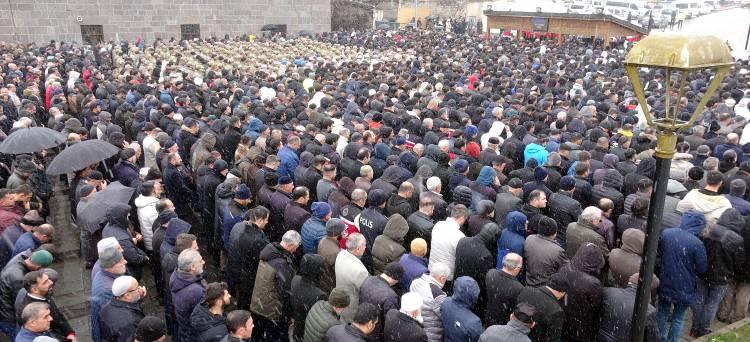<p>Törene protokol, şehidin yakınları ve çok sayıda kişi katıldı. </p>