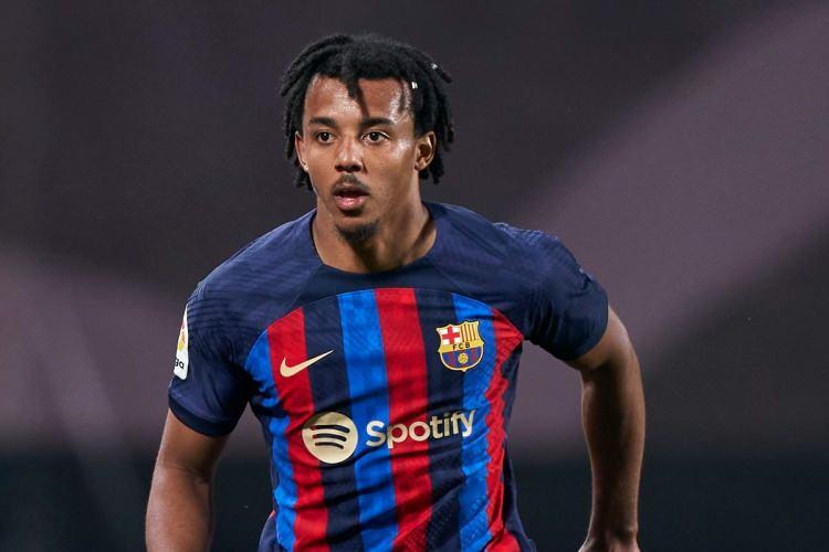 <p>Jules Kounde<br />
<br />
Barcelona<br />
<br />
Toplam maç: 53 <br />
<br />
Üst üste maça çıkma yüzdesi: 79</p>