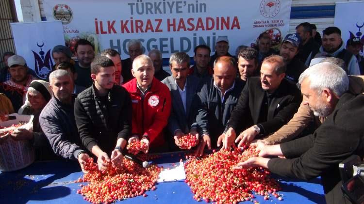 <p>Geçtiğimiz yıl 210 milyon dolar ihracat yapılan kiraz için bu sene beklentilerini açıklayan Ege Yaş Sebze Meyve İhracatçılar Birliği Yönetim Kurulu Başkanı Hayrettin Uçak da, <strong>"Geçen sene 210 milyon dolarlık bir kiraz ihracatı gerçekleştirdik. Bu sene tahmin ediyorduk tabii şöyle yüzde 10-15 daha fazla olacak diye. Geçen sene rekolte çok düşüktü biliyorsunuz. Bu sene daha fazla olacağını beklerken bu soğukların olması ciddi anlamda rekolte düşüşlerine sebep olacak. Tüm Türkiye'mize geçmiş olsun dileklerinde bulunuyorum. Türkiye genelinde baktığımız zaman ciddi anlamda soğuklar olduğunu söyleniyor ve eksi 3'ten tutun eksi 15-17'ye kadar düşen bölgelerimiz var ve ciddi anlamda bir zarar var. Birkaç gün sonra bakanlıklar tarafından tespit edilip zararları meydana çıkmış olacak. Biz kiraz üretimde dünyada birinciyiz. İhracatında ikinci sıraları almaktayız. Bu da bizleri son derece mutlu ediyor. Buradan üreticilerimize de tekrar kolaylıklar diliyorum. Allah Cenabı Allah emeklerini boşa götürmesin. Emeklerini de karşılığını alsınlar dileklerini de bulmak istiyorum. İnşallah kiraz sezonumuzda iyi gider diye düşünmekteyiz. Türkiye'de yaş meyve sebze özellikle yoğun ihracatımız Rusya'ya yapılıyor. Kirazda da başta Rusya olmak üzere olmak üzere İtalya, Polonya, ve Avrupa ülkelerine de gönderiyoruz. Soğuklardan dolayı rekolteler arz talep dengesini değiştirecek. Maalesef öyle olacak. Fiyatlar tabii ki ister istemez yani bu aşikardır bu fiyatların yerinde durmayacağı belli. Çünkü üretim rekolte düşük olduğu zaman malum talep arz ve talep çoğalınca fiyatlar yükseliyor, maliyetler yükseliyor. Kirazda da yani bu sene görünen birçok ürünlerde zarar var. Sert çekirdeklerde var, erkencilerde, kirazda var, üzümde var. Elma bölgelerinde, elmalarda da var. Yani oralarla da görüşüyoruz. Birçok ürünlerimizde hasar var. Bu seneki ihracat hedeflerini bu soğuklardan sonra telaffuz etmek pek doğru olmaz ama eğer bu soğuklar olmamış olsaydı veyahut da bölgeye ciddi bir zararlar vermemiş olduysa ihracatımız yani 210 milyon üzerinde yüze 20 daha ekleyebilirdik. İnşallah ciddi bir soğuk olmamıştır ve ürün zarar görmemiştir diye gene de Allah'tan ümit kesilmez diye ümitleniyoruz."</strong> şeklinde konuştu.</p>