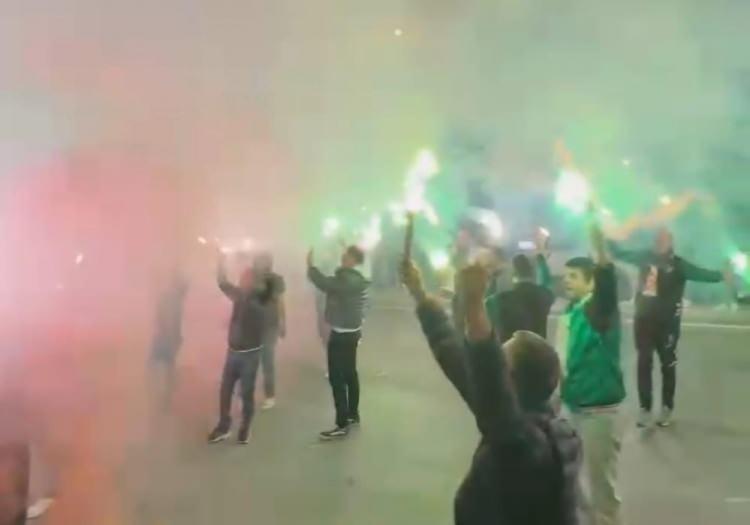 <p>Taraftar ve futbolcular hep birlikte "Bizim bir tek davamız var, vazgeçmeyiz asla senden", "Burası Basra değil, İzmit Körfezi", "Şampiyon Kocaeli’m ne istersen iste benden. İstersen donatalım dört bir yanı bayraklarla" sloganları atarak ve marşları söyleyerek eğlendi.</p>