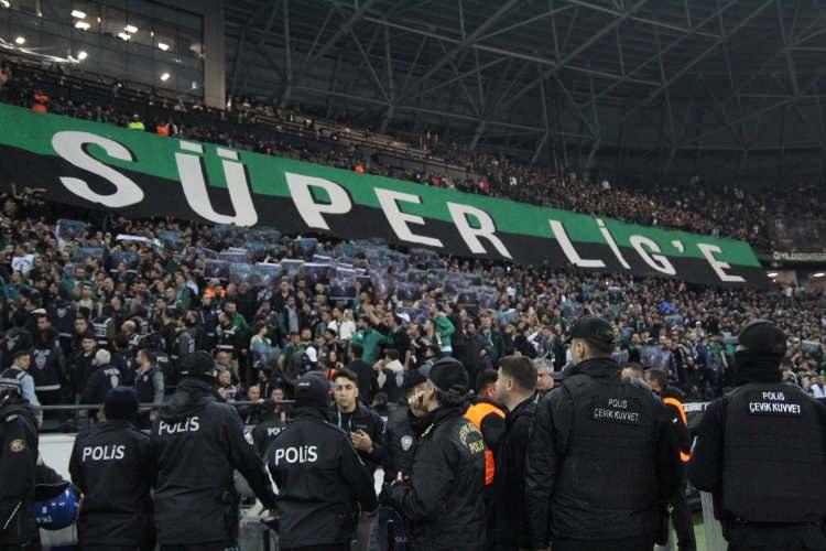 <p>Kocelispor'un Süper Lig'e yükselmesinin ardından Süper Lig ekipleri ve spor camiasından tebrik mesajları geldi.</p>
