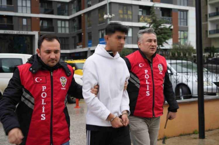 <p>Adliyeye sevk edilen E.A., çıkarıldığı nöbetçi hakimlik tarafından tutuklandı. </p>