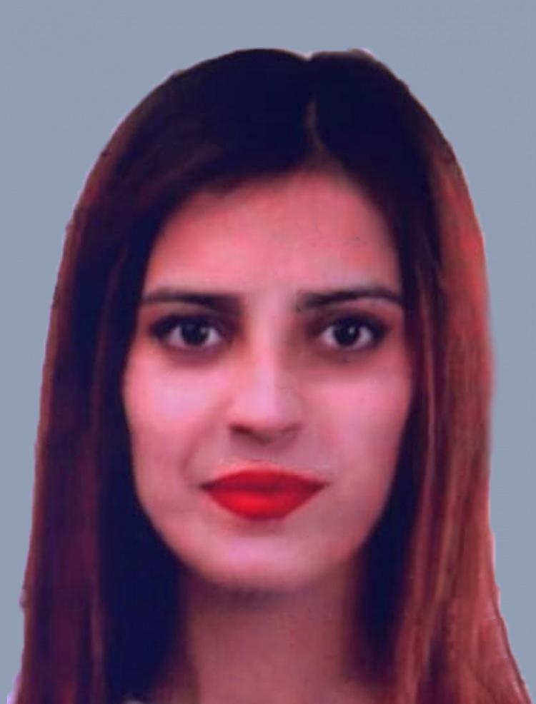 <p>İddiaya göre Ali Osman Buzlak, tartışmanın büyümesi üzerine 24 yaşındaki Hatice Agcakele Buzlak'ı otomobilde elleriyle boğdu. 8 Ocak'ta resmi nikah kıydığı ve düğün hazırlıkları yaptığı eşinin cansız bedenini otomobilin bagajına koyan Buzlak, araçtaki soda şişesini kırıp kendi boğaz ve bileklerini kesti.</p>
