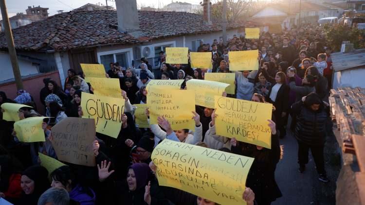 <p>Yürüyüşe mahallelinin yanı sıra Gülden Coni'nin babası <strong>Sami Coni,</strong> babaannesi <strong>Gülden Coni </strong>ve ablası <strong>Nurhan Alüzrek</strong> de katıldı.</p>