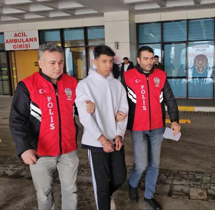 <p>Olayla ilgili incelemede, cinayet şüphelisi <strong>E.A. </strong>yakalanıp gözaltına alındı. </p>
