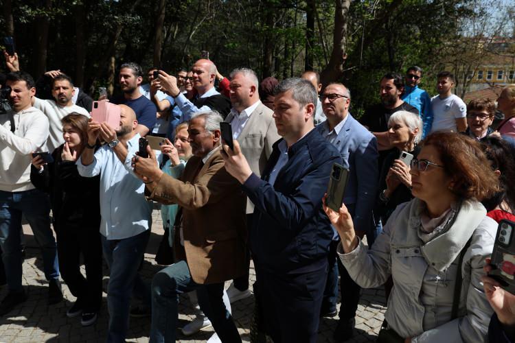 <p><strong><span style="color:rgb(178, 34, 34)">"Yıllar yıllı oynuyor, yıllar yıllı da oynayacaktır"</span></strong></p>
<p>Filmin oyuncularından Teoman Ayık ise, Hababam Sınıfı filminin uzun yıllar daha oynayacağına değinerek, <strong>"Hababam Sınıfı 1975 yılında çekilmiş bir filmdi. Aradan 50 yıl geçti. 50. yıl kutlamaları yapıyoruz. Bence çok başarılı bir film meydana gelmiş. Yıllar yıllı oynuyor, yıllar yılı da oynayacaktır. Ertem Eğilmez'e teşekkür ediyoruz. Rıfat Ilgaz'a, müziğiyle Melih Kibar’a hepsinden Allah razı olsun. Çok başarılı bir proje meydana getirmişler"</strong> ifadelerini kullandı.</p>