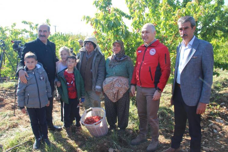 <p>Hasat öncesi bir açıklama yapan Şehzadeler Ziraat Odası Başkanı Hüseyin Altındağ, <strong>"Manisa bölgemizde, 16 ilçemizde ve Türkiye genelinde bazı illerde beklenmedik bir don olayıyla karşı karşıya kaldık. Tüm çiftçilerimize buradan geçmiş olsun dileklerimizi sunuyorum. Bunun yanında Manisa, Şehzadeler ilçemizin Sancaklıbozköy Mahallesi'nde ilk kiraz hasadımıza da yapmış bulunuyoruz. Burada tabii bir yandan sevindirici, bir yandan soğuklardan dolayı çiftçimizin mağduriyeti de var ama burada ilk hasadı yapmamız da, bu güzellik de bizleri memnun ediyor. Bu hasadın tüm çiftçilerimize hayırlı, bereketli, bol kazançlar dilerim. Kazasız, belasız inşallah bir sezon dilerim."</strong> dedi.</p>
