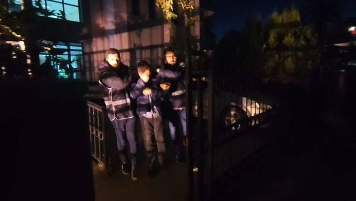 <p>İşletme sahibine ait tüm dijital materyale el konuldu. Olaya ilişkin yürütülen soruşturma kapsamında gözaltına alınan işletme sahibi Hüseyin K. (31) ve ortağı olduğu öne sürülen arkadaşı Tansel S. (48) tutuklandı.</p>
<p> </p>