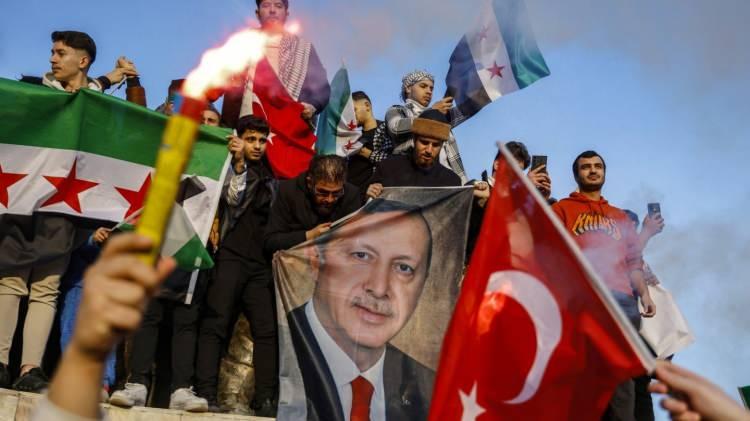<p>Katar doğal gazını Suriye üzerinden Türkiye’ye oradan da Avrupa’ya taşıyacak muhtemel boru hattı projesinin Ankara için önemine işaret edilen yazıda, görüşlerine yer verilen İsrail'in eski Türkiye Büyükelçisi Amira Oron, şu değerlendirmelerde bulundu:</p>
<p>"Türkiye, Suriye'nin istikrarında kilit bir rol oynuyor. İsrail, askeri bir çatışma riskine girmektense Ankara ile diplomatik yollardan temas kursa iyi eder.”</p>