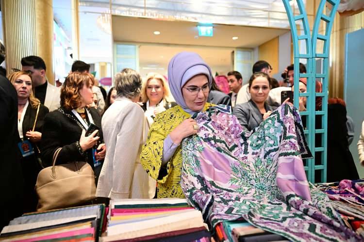 <p>Tüm stantları ziyaretinin ardından çarşıdaki workshop atölyelerine katılan Erdoğan, derneğin dikiş dönüşüm atölyesinde, Dice Kayek markasının kurucuları Ayşe ve Ece Ege'nin eski bir kot pantolondan tasarladığı etek ve kalan parçalardan ürettikleri çantayı inceledi.</p>