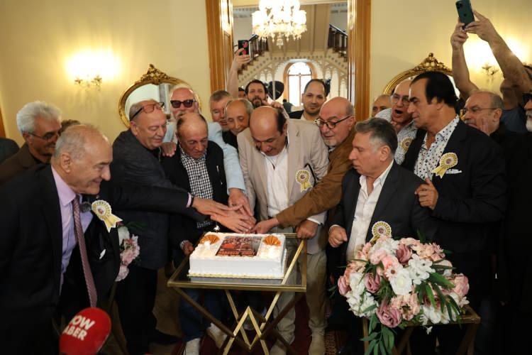 <p>Filmin oyuncularından Ergun Sözen, <strong>"Hababam Sınıfı filmi 50 yıldır bitmeyen bir kültür hazinesi. Ne mutlu ki yine buradayız. Sanki dün gibi filmi yeniden çekiyoruz. Ama bir şeyi asla unutmuyoruz. O inek şabanlar, Kemal Sunal'lar, o güdük Necmi'ler, Halit Akçatepe'ler, o Tarık Akan'lar, damat Ferit'ler, o değerli Mahmut hocamız, bize hala şu merdivenlerden elinde çıngırakla inen sevgili Hafize anamız, hepsi buradalar aslında. Belki onları göremiyorsunuz ama onlar sizi çok iyi görüyor ve sizlerle gurur duyuyor bu kadar nesildir Hababam Sınıfı'nı unutmadığınız için"</strong> diye konuştu.</p>