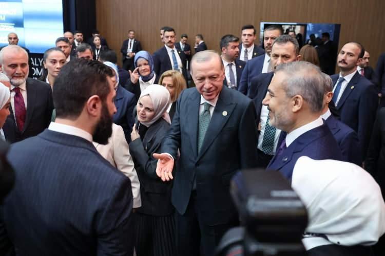 <p>Yazıda ayrıca İsrail’in Suriye’de artan hava saldırılarına, karada işgalini genişletmesine, Dürziler ve diğer azınlıklarla irtibat kurma çabalarına rağmen Suriye için net bir politika belirleyemediğini ortaya koyduğu eleştirisine yer verildi.</p>