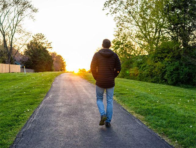 <p>Yürüyüş yapmak aynı zamanda ruh halini, uykuyu ve iştahı düzenlemede kritik rol oynayan <strong>serotonin</strong> gibi diğer önemli beyin kimyasallarının üretimini de teşvik eder. Düşük <strong>serotonin</strong> seviyeleri, <strong>üzüntü</strong>, <strong>endişe</strong> ve <strong>depresyon</strong> gibi olumsuz duygularla yakından ilişkilidir.</p>