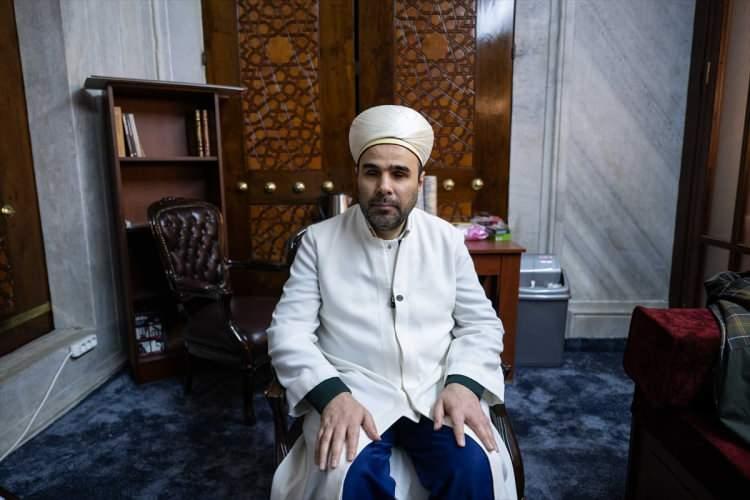 <p><span style="color:#B22222"><strong>KONSERVATUVARDA OKUDU</strong></span></p>
<p> </p>
<p>1998 yılında Diyanet İşleri Başkanlığının engelliler için açtığı sınava girmenin, kendisini Sultanahmet Camisi müezzinliğine götüren önemli bir eşik olduğunu belirten Altuntaş, göreve başladıktan sonra hafızlığın yanında hem hitabetini hem de kıraatini geliştirmek için eğitimlerine devam ettiğini ifade ederek, şunları anlattı:</p>