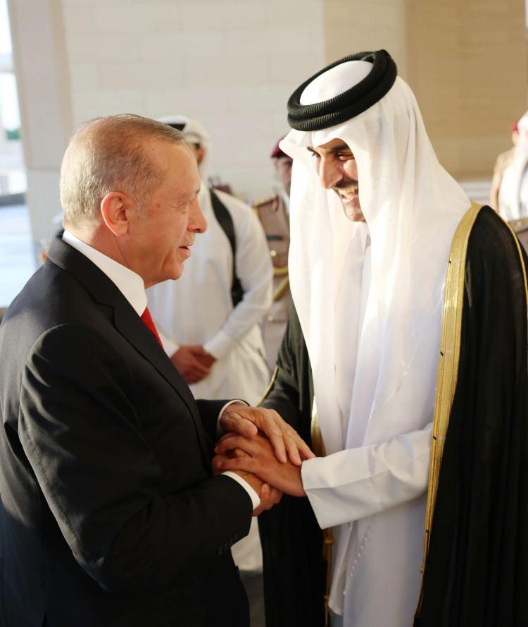 <p>Binyamin Netanyahu liderliğindeki Tel Aviv yönetiminin Suriye’ye müdahalelerinin “Suriye yönetimiyle artan çatışmalar, mezhep çatışmasına müdahil olmak ve hatta Türk ordusuyla yeni bir cephe açmak” gibi birkaç tehlikeli senaryoyu tetikleyebileceği kaydedilen yazıda, "Mevcut cephelerin (İsrail’in saldırılarının devam ettiği Gazze ve Lübnan gibi ) çözümsüz kaldığı bir dönemde yeni bir cephe açmak İsrail'in göze alamayacağı bir risktir.” yorumunda bulunuldu.</p>
<p>Suriye'de 61 yıllık Baas Rejiminin devrilmesinin ardından 2009'da rafa kaldırılan 'Katar-Türkiye Doğal Gaz Boru Hattı’ bölgedeki enerji aktörleri tarafından yeniden gündeme gelmişti.</p>