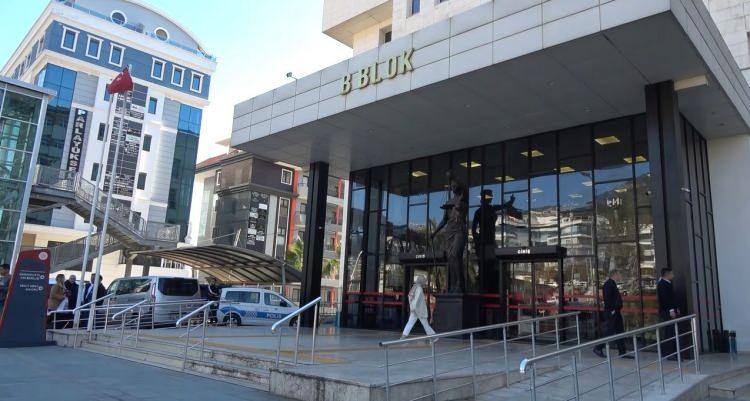 <p><strong>Alanya Eğitim ve Araştırma Hastanesi'ne</strong> kaldırılan minik bebek, buradan ambulans helikopterle Antalya Şehir Hastanesine sevk edildi. </p>