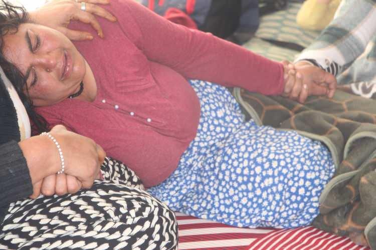<p>Ayakta duramayan Karanfil Timi'yi, yakınları teselli etmeye çalıştı.</p>