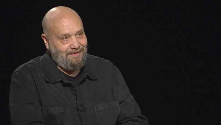 <p>Yalçın ayrıca, Taylan’ın NTV’de eşitlik ve sanat üzerine yaptığı konuşmaları hatırlatarak, “Biz bunları hayata yedirmiş insanları arıyoruz. Onları severiz. Ama insanlara böyle davranıp büyük laflar edenleri biz anlatırken utanmayacağız,” dedi.</p>
<p> </p>