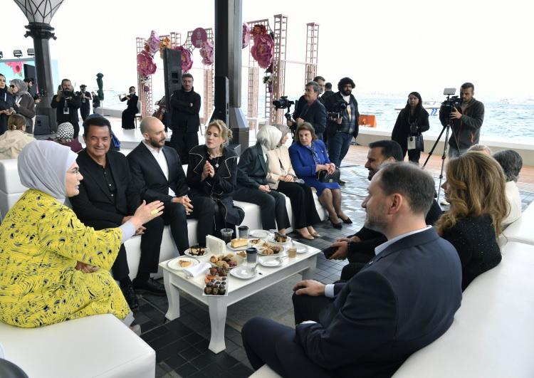 <p>&nbsp;A&ccedil;ılışa, Yeşilay Genel Başkanı Do&ccedil;. Dr. Mehmet Din&ccedil;, Fenerbah&ccedil;e Kul&uuml;b&uuml; Asbaşkanı Acun Ilıcalı, oyuncu Wilma Elles, sanat&ccedil;ı Alişan, sosyal medya fenomeni Cem &Ouml;zk&ouml;k ile milletvekilleri, belediye başkanları, sivil toplum kuruluşu temsilcileri, sanat, iş d&uuml;nyası, gastronomi, moda ve spor d&uuml;nyasından &ccedil;ok sayıda &uuml;nl&uuml; isim katıldı.</p>
