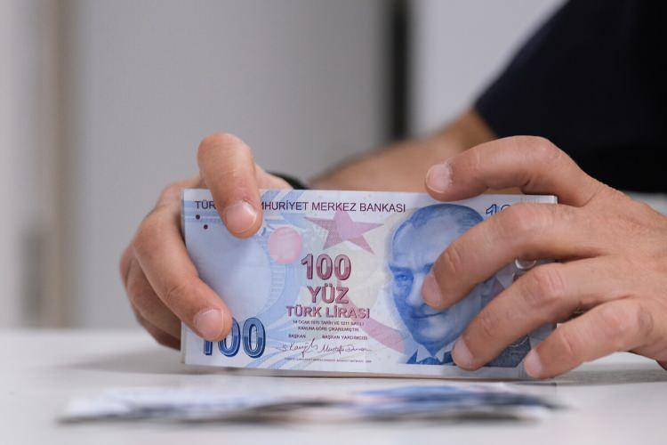 <p>Para çekme limitlerine öncü olan 3 bankadan Denizbank uzun süredir 7 bin 500 TL ile diğer bankaların gerisinde kalırken bu rakamı 10 bin lira olarak güncelledi. </p>
