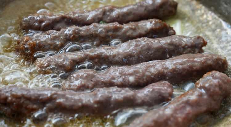<p>Katkı maddesi kullanılmaması ve tereyağı ile pişirilmesi, bu yerel lezzetin tadını katlıyor.</p>
