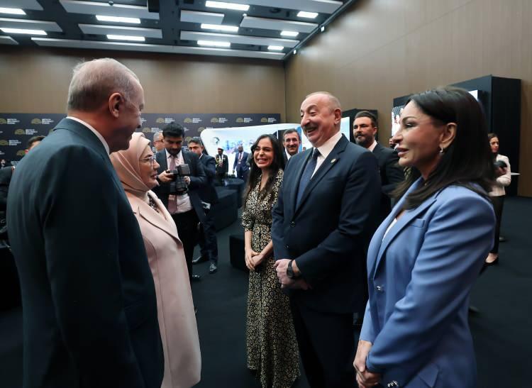 <p>Erdoğan, "Ayrışan dünyada diplomasiyi sahiplenmek" temasıyla NEST Kongre Merkezi'nde düzenlenen 4. Antalya Diplomasi Forumunda, Azerbaycan, Karadağ, Kosova, Suriye, Sierra Leone, Somali ve Sudan devlet başkanları ile Bulgaristan, Bosna Hersek, Gürcistan, Filistin, Katar, Libya Macaristan başbakanları ve Irak Kürt Bölgesel Yönetimi Başkanı ile bir araya geldi.</p>
