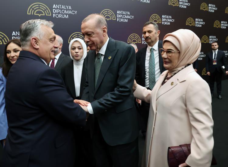 <p>Forumun ilk günü önce Azerbaycan Cumhurbaşkanı İlham Aliyev ile görüşen Erdoğan, Türkiye ile Azerbaycan'ın enerji, ulaştırma ve savunma sanayisi başta olmak üzere, birçok alanda işbirliğini ileriye taşıyacak adımlar atmaya devam edeceğini belirtti.</p>
