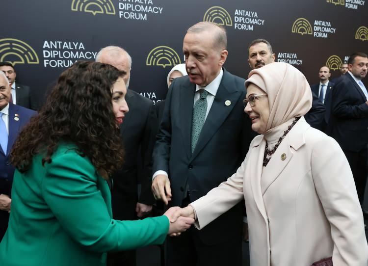 <p>Aliyev'in ardından Karadağ Cumhurbaşkanı Jakov Milatovic ile görüşen Erdoğan, Türkiye ile Karadağ arasındaki işbirliğini geliştirmek için ileriki süreçte karşılıklı yeni adımlar atmanın faydalı olacağını, öncelikle ticaret hacmini artırmayı hedeflediklerini aktardı.</p>
