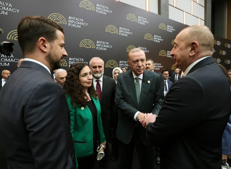 <p>Erdoğan, Türkiye ile Karadağ arasındaki işbirliğini geliştirmek için ileriki süreçte karşılıklı yeni adımlar atmanın faydalı olacağını, öncelikle ticaret hacmini artırmayı hedeflediklerini vurguladı.</p>
