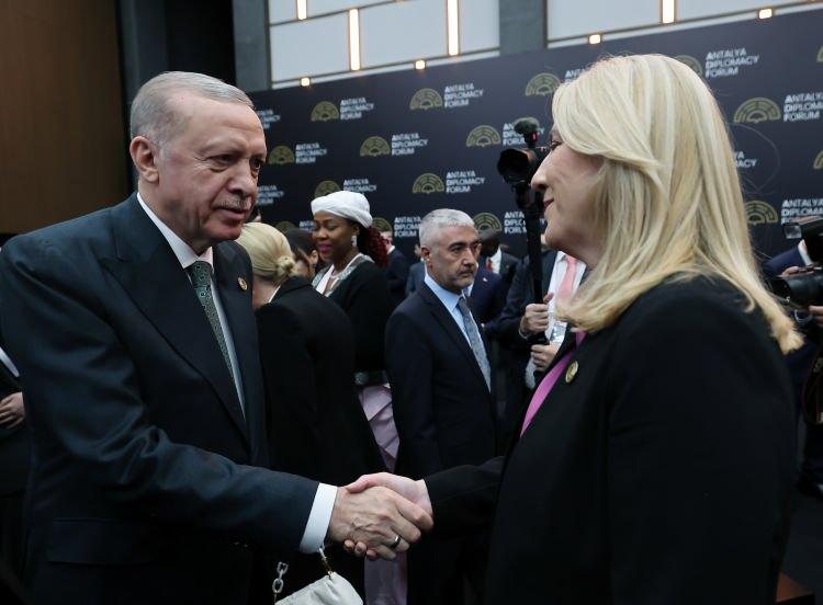 <p>Milatovic ile görüşmesinin ardından Kosova Cumhurbaşkanı Vjosa Osmani ile bir araya gelen Erdoğan, Türkiye'nin Kosova ile ilişkileri her alanda geliştirmekte kararlı olduğunu, iki ülkenin 1 milyar avroluk ticaret hacmi hedefine ulaşmaya yaklaştığını, hedefin 3 milyar avroya yükseltilebileceğini kaydetti.</p>
