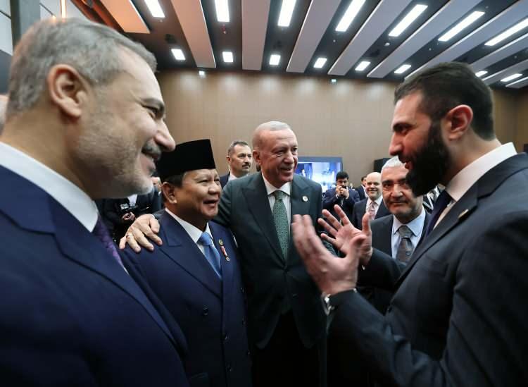 <p>Suriye Cumhurbaşkanı Ahmed Şara ile görüşen Erdoğan, Türkiye'nin, Suriye'de yeniden kaos yaşanmasını isteyenlere fırsat verilmemesini memnuniyetle karşıladığını, gelecek yılların Suriye'de istikrarın, refahın ve huzurun yılları olacağını dile getirdi.</p>
