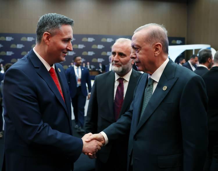 <p>Cumhurbaşkanı Erdoğan, Azerbaycan ile Ermenistan arasındaki barış sürecinin memnuniyet verici olduğunu, Türkiye'nin Azerbaycan'ı Güney Kafkasya barışının mimarı olarak görmek istediğini, Türkiye'nin Ermenistan ile normalleşme sürecini de dikkatli bir şekilde sürdürdüğünü ifade etti.</p>
