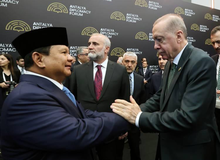 <p>Cumhurbaşkanı Erdoğan, Antalya Diplomasi Forumu'nun ikinci günündeki temasları kapsamında, Bosna Hersek Devlet Başkanlığı Konseyi Başkanı ve Sırp üyesi Zeljka Cvijanovic, Hırvat üye Zeljko Komsic ve Boşnak üye Denis Becirovic ile kahvaltıda bir araya geldi.</p>
