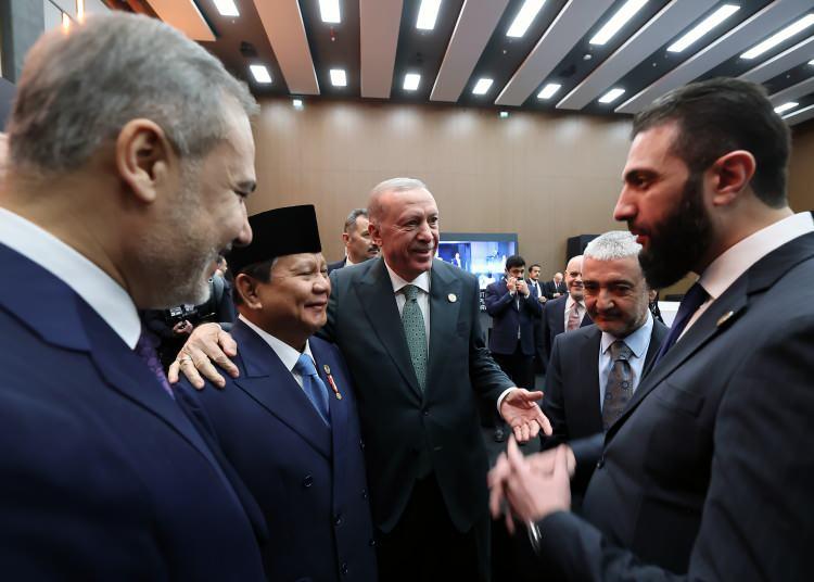<p>Cumhurbaşkanı Erdoğan, forum kapsamında devlet ve hükümet başkanlarıyla yoğun diplomasi trafiği yürüttü, İsrail'in Gazze'ye yönelik saldırılarının sona erdirilmesi, Suriye'deki gelişmeler, terörle mücadele, Ukrayna'da kalıcı barışın tesisi gibi konularda Türkiye'nin mesajlarını ve beklentilerini paylaştı.</p>
