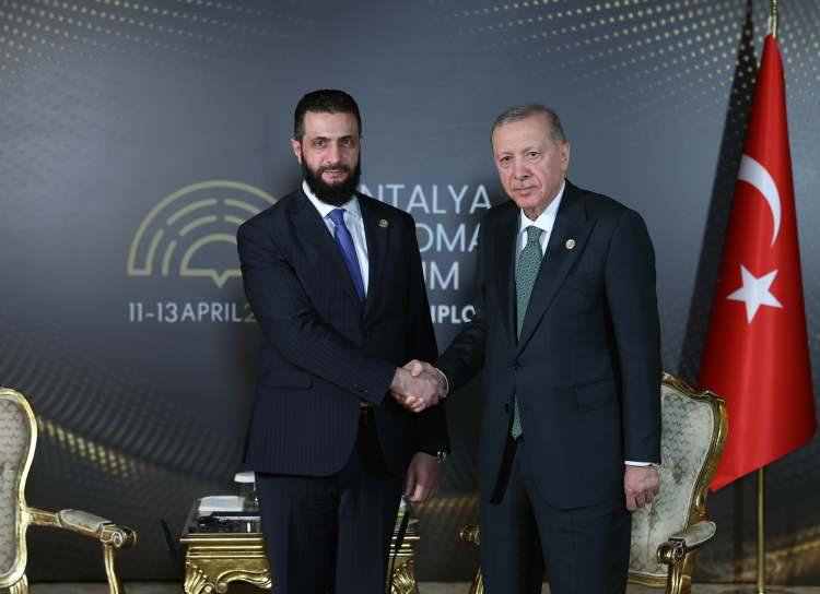 <p>Türkiye'nin, Suriye'ye yönelik uluslararası yaptırımların kaldırılması için diplomatik çabalarını sürdüreceğini belirten Erdoğan, Suriye ile ticari ve ekonomik alanda işbirliğini canlandırmak için gayretlerin artırılması gerektiğini, diğer alanlarda da atılacak adımların değerlendirilebileceğini söyledi.</p>
