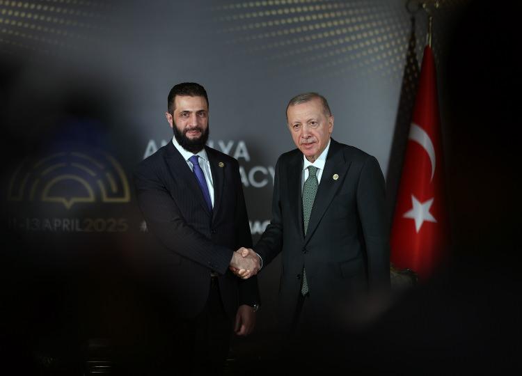 <p>Görüşmede, Türkiye'nin Balkanlar'da istikrarın korunmasına, Bosna Hersek'in toprak bütünlüğü, egemenliği ve anayasal düzeninin muhafazasına önem verdiğini kaydeden Erdoğan, Bosna Hersek'te geçmişte yaşanan acıların bir daha yaşanmaması için Türkiye'nin mevcut krizin en az zararla atlatılmasını, tüm kesimlerin katılımıyla geniş tabanlı bir uzlaşının hakim olmasını beklediğini, Bosna Hersek'e desteklerinin süreceğini dile getirdi.</p>
