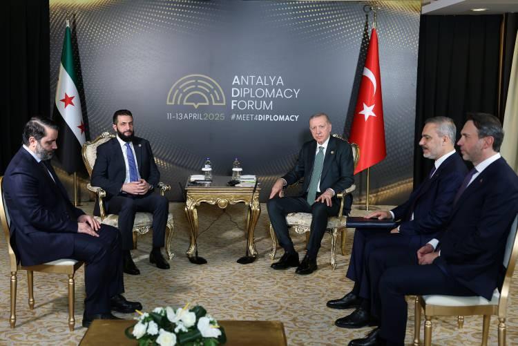 <p>Konsey üyeleriyle görüşmesinin ardından Bulgaristan Başbakanı Rosen Jelyazkov'u kabul eden Erdoğan, Türkiye ile Bulgaristan arasında savunma sanayisi ve enerji başta olmak üzere birçok alanda işbirliğini çeşitlendirmek ve derinleştirmek için gayretlerin süreceğine işaret etti.</p>
