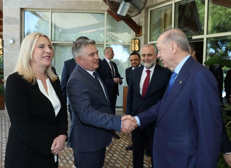 <p>Türkiye ile Macaristan arasındaki işbirliğinin güçlendiğini, ekonomi, ticaret, enerji, savunma sanayisi gibi alanlarda atılacak yeni adımlarla ilişkilerin derinleştirilmesinin, iki ülkenin ortak menfaatine olduğunu ifade eden Erdoğan, Avrupa'nın güvenlik ve refahı için Türkiye ile Avrupa Birliği ilişkilerinin geliştirilmesi gerektiğini, bu konuda temasların devamının önemli olduğunu vurguladı.</p>
