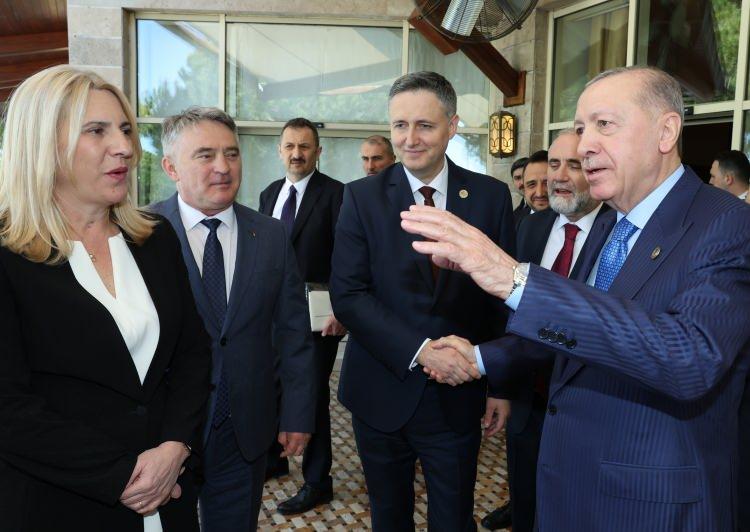 <p>Cumhurbaşkanı Erdoğan, Ukrayna'da adil ve kalıcı barışın sağlanması için de Türkiye'nin en başından beri ilkeli tutumunu sürdürdüğünü hatırlattı.</p>
