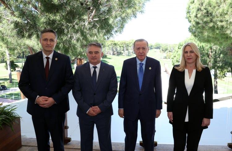 <p>Jelyazkov ile görüşmesinin ardından Sierra Leone Cumhurbaşkanı Julius Maada Bio ile bir araya gelen Erdoğan, Sierra Leone ile savunma sanayisi başta olmak üzere her alanda ilişkileri geliştirmek için çalıştıklarını ifade etti ve Türkiye'nin Afrika ülkeleriyle "kazan-kazan" anlayışıyla işbirliğini sürdürdüğünü ve bunun devam edeceğini belirtti.</p>
