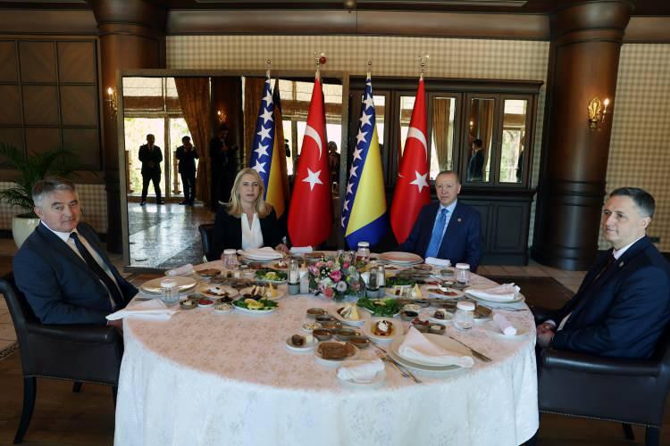 <p>Cumhurbaşkanı Erdoğan, Bio ile görüşmesinden sonra Sudan Egemenlik Konseyi Başkanı Abdülfettah el-Burhan'ı ağırladı.</p>
