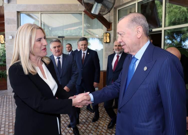 <p>Burhan ile görüşmesinde, Türkiye ile Sudan arasındaki işbirliğinin her geçen gün gelişmesinden memnuniyet duyduğunu belirten Erdoğan, çatışmaların sona ermesi sonrasında da Sudan'ın yeniden inşası ve normalleşmesi için Türkiye'nin desteğini ortaya koyacağını, Sudan'ın toprak bütünlüğü ve egemenliğinin korunmasının Türkiye için önemli olduğunu vurguladı.</p>
