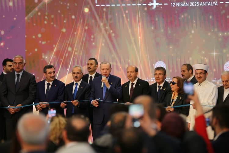 <p>Erdoğan, Türkiye ve Libya'nın Doğu Akdeniz'deki ortak çıkarlarının korunması için yakın teması sürdüreceğini de belirtti.</p>
