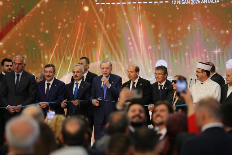 <p>Burhan ile görüşmesinin ardından Filistin Başbakanı ve Dışişleri ve Yurtdışında Yaşayan Filistinliler Bakanı Muhammed Mustafa'yı kabul eden Erdoğan, İsrail-Filistin meselesinde tek çıkar yolun iki devletli çözüm olduğunu, Türkiye'nin hem Gazze başta olmak üzere Filistin topraklarındaki İsrail saldırılarını durdurmak hem de kalıcı barışı sağlamak için çalışmalarına devam ettiğini aktardı.</p>
