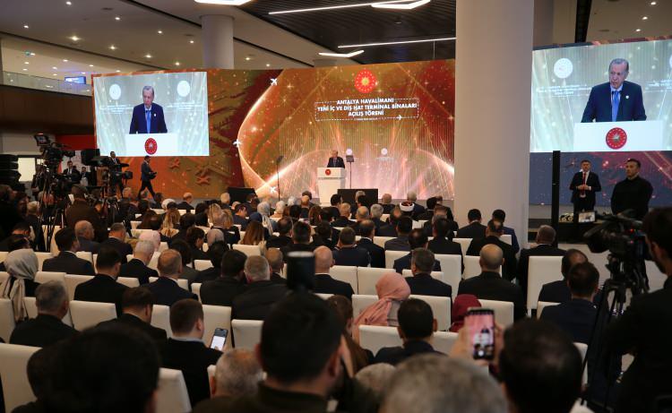 <p>Erdoğan, Türkiye'nin Gazze halkının yerinden edilmesini asla kabul etmeyeceğini, insani yardımlarla Gazze'nin yanında durmayı sürdüreceğini söyledi.</p>
